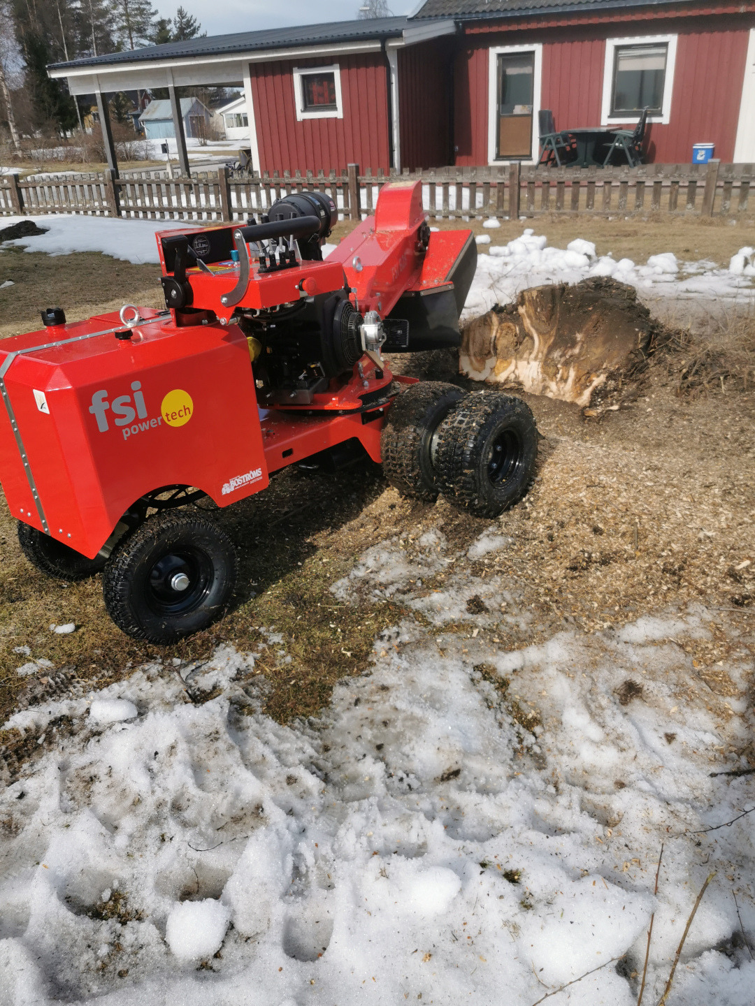 Pågående stubbfräsning hos en kund | PELI Allservice